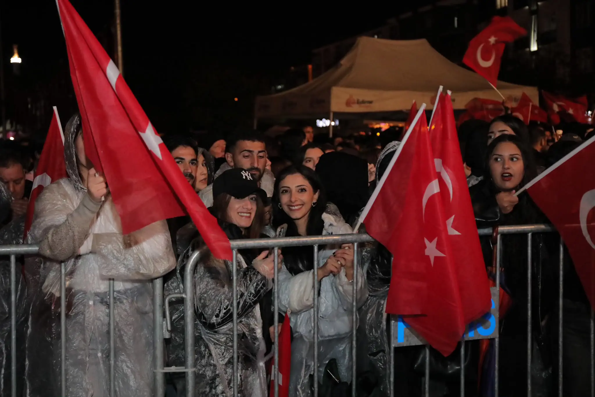 CUMHURİYET COŞKUSU SAĞANAK YAĞIŞA RAĞMEN SOKAKLARA TAŞTI: BİNLERCE EDİRNELİ FENER ALAYI’NDA BULUŞTU galeri görseli